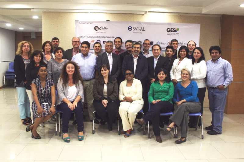 Grupo de participantes en Universidad Nacional de Asunción