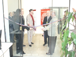 Momento del corte de listón en la inauguración las oficinas del CEVUNA.