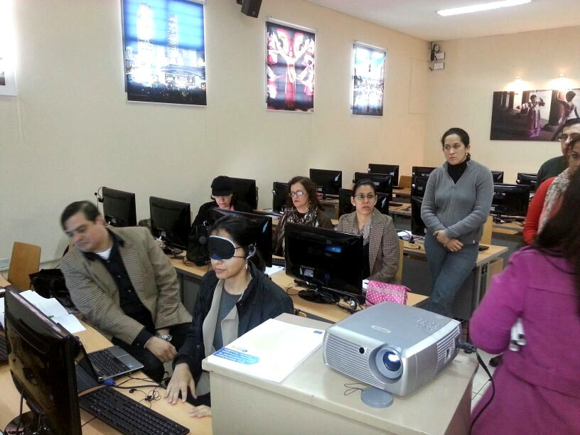 Los docentes participando de una dinámica sobre sensibilización en discapacidad visual, guiado por la Lic. Marta Vallejos, miembro de la ULAC.