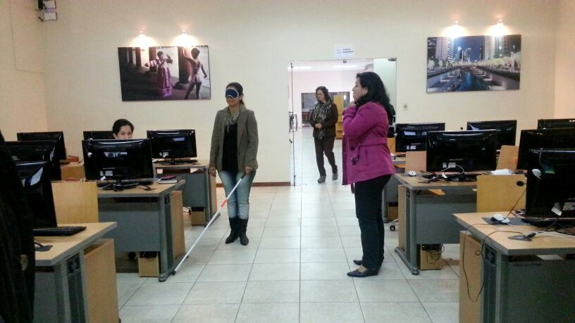 Los docentes participando de una dinámica sobre sensibilización en discapacidad visual, guiado por la Lic. Marta Vallejos, miembro de la ULAC.